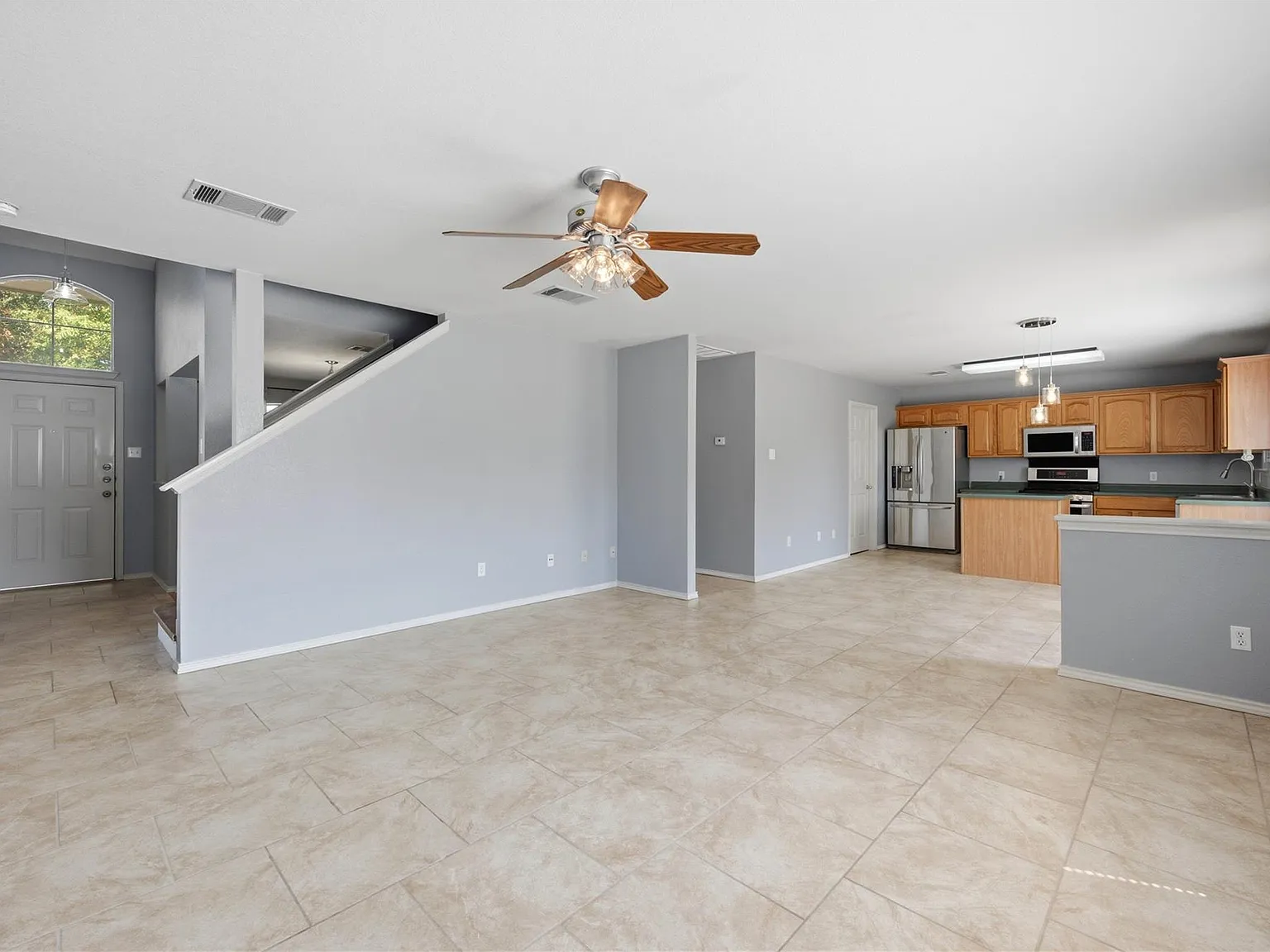3 bed, 2.5 bath, 2010 sqft, $2,300 — Photo 4