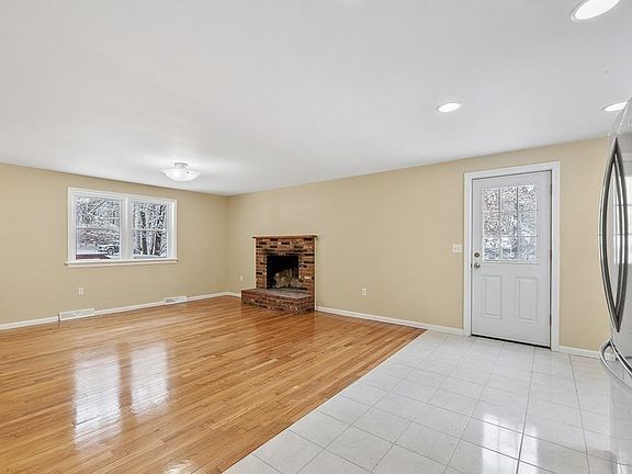 3rd image of 226 Holly Dr