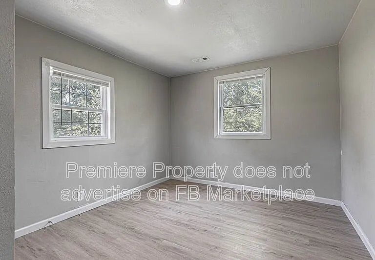 912 E Frederick St — Photo 10