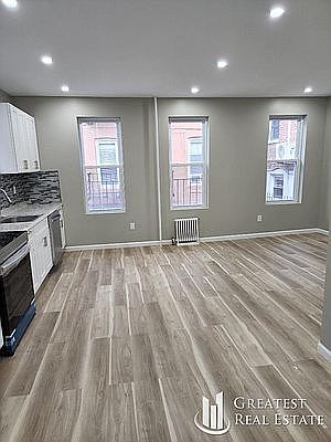 2nd image of 15 Rose St Floor 1