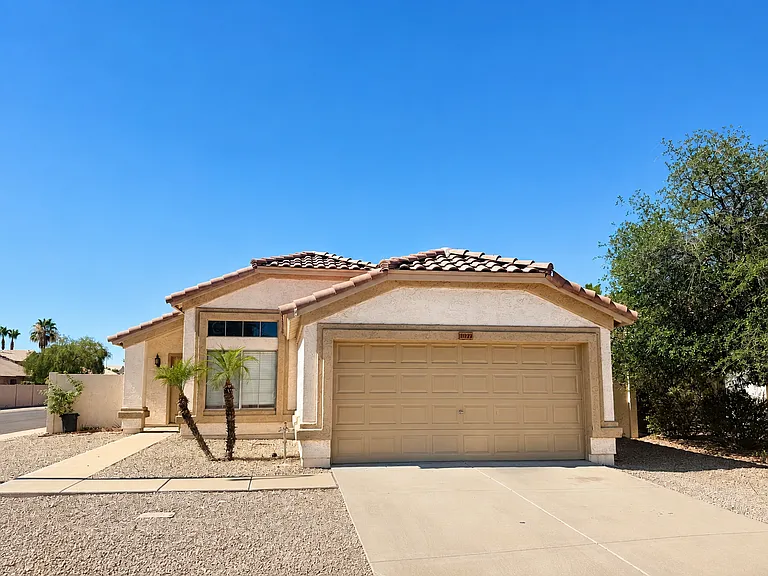 1077 W Swan Dr — Photo 1