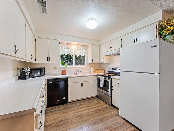5th image of 714 Brookside Cir