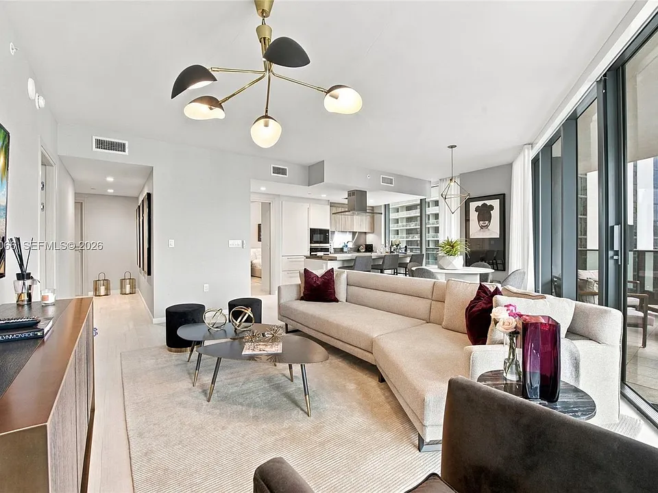 1000 Brickell Plz #3401