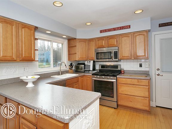 5th image of 24 Yorkshire Dr