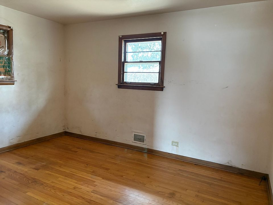 2nd image of 115 N Greenview Ave