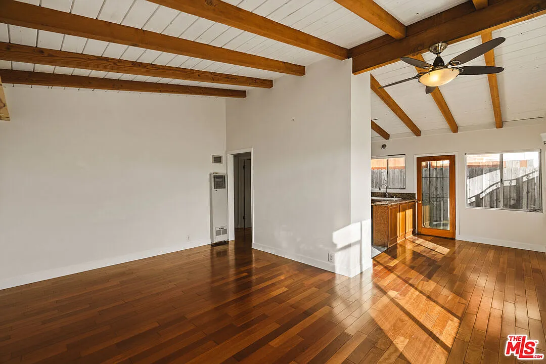 2 bed, 1.0 bath, 800 sqft, $4,400 — Photo 1