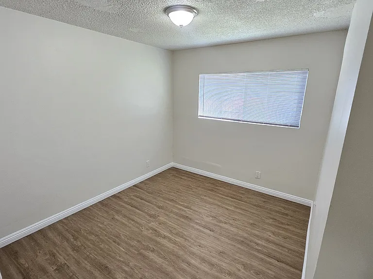 1375 W 20th St #1 — Photo 7