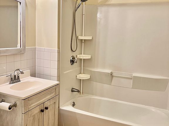 2nd image of 39 Roslyn St #1