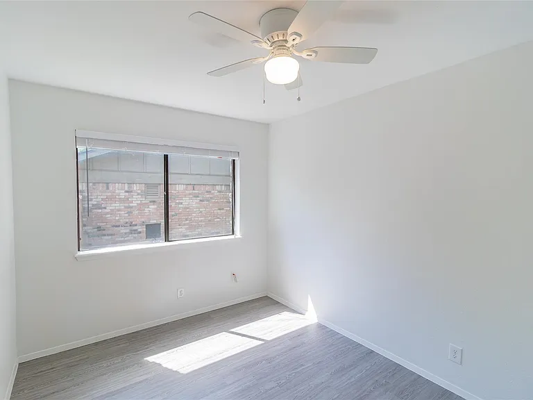906 Red Cliff Dr — Photo 15