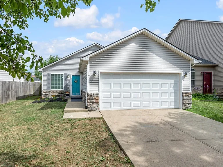 204 Lucille Dr — Photo 3