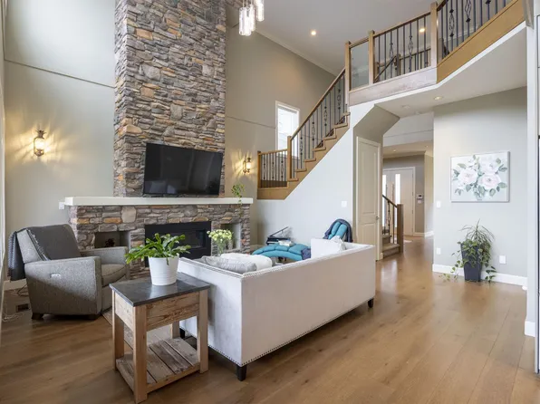 1407 Strawline Hill St, Coquitlam, BC V3E 0L5