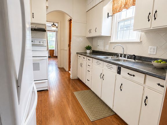 5th image of 831 E 5th St