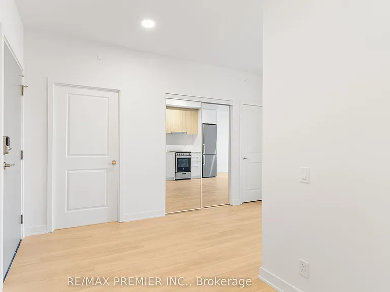 30 Upper Mall Way #909 — Photo 13