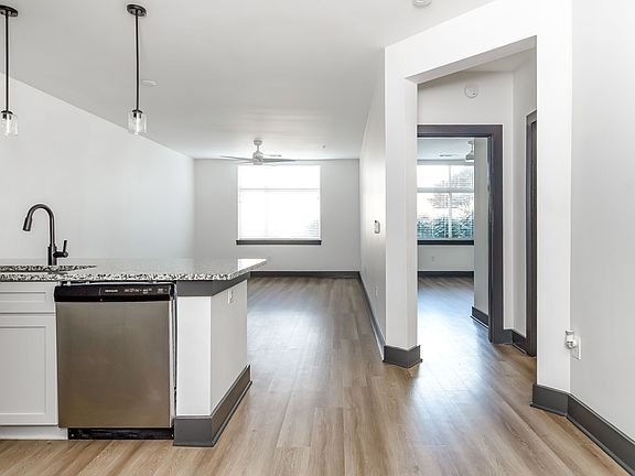 5th image of 425 W Trade St #706