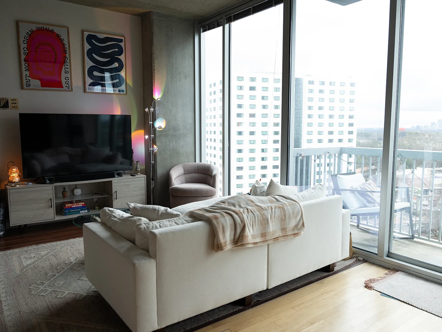 1 bed, 700 sqft, $2,200 — Photo 2