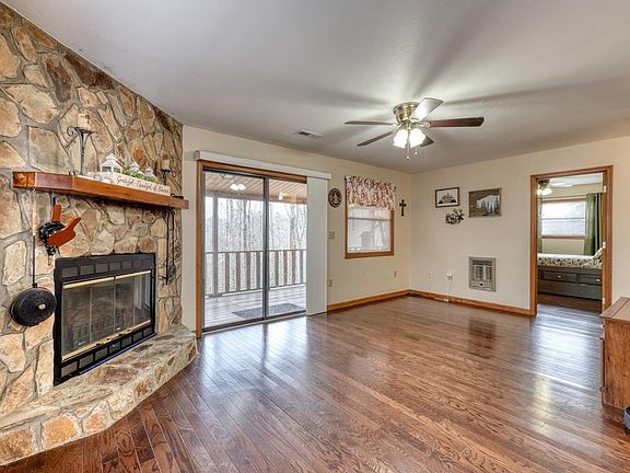 3rd image of 54 Hideaway Ln