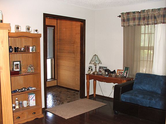 3rd image of 109 W Pine St