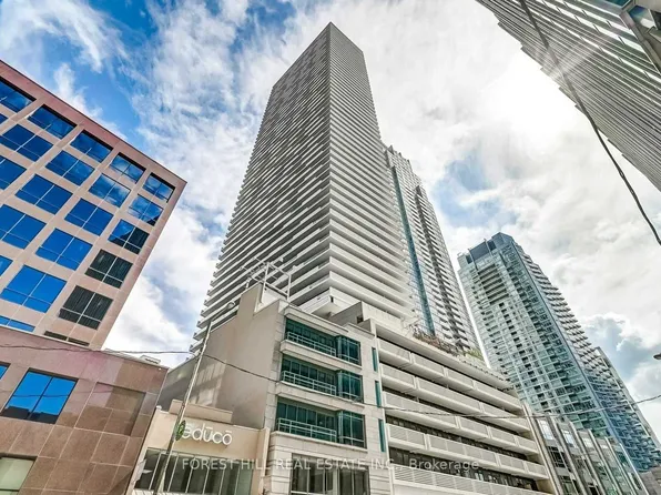 2221 Yonge St, Toronto, ON