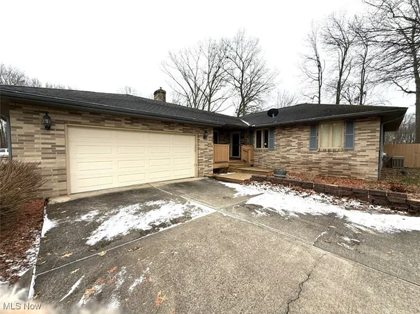 2851 Carlton Dr NW, Warren, OH 44485
