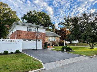 9 Brookdale Rd, Glen Cove, NY 11542