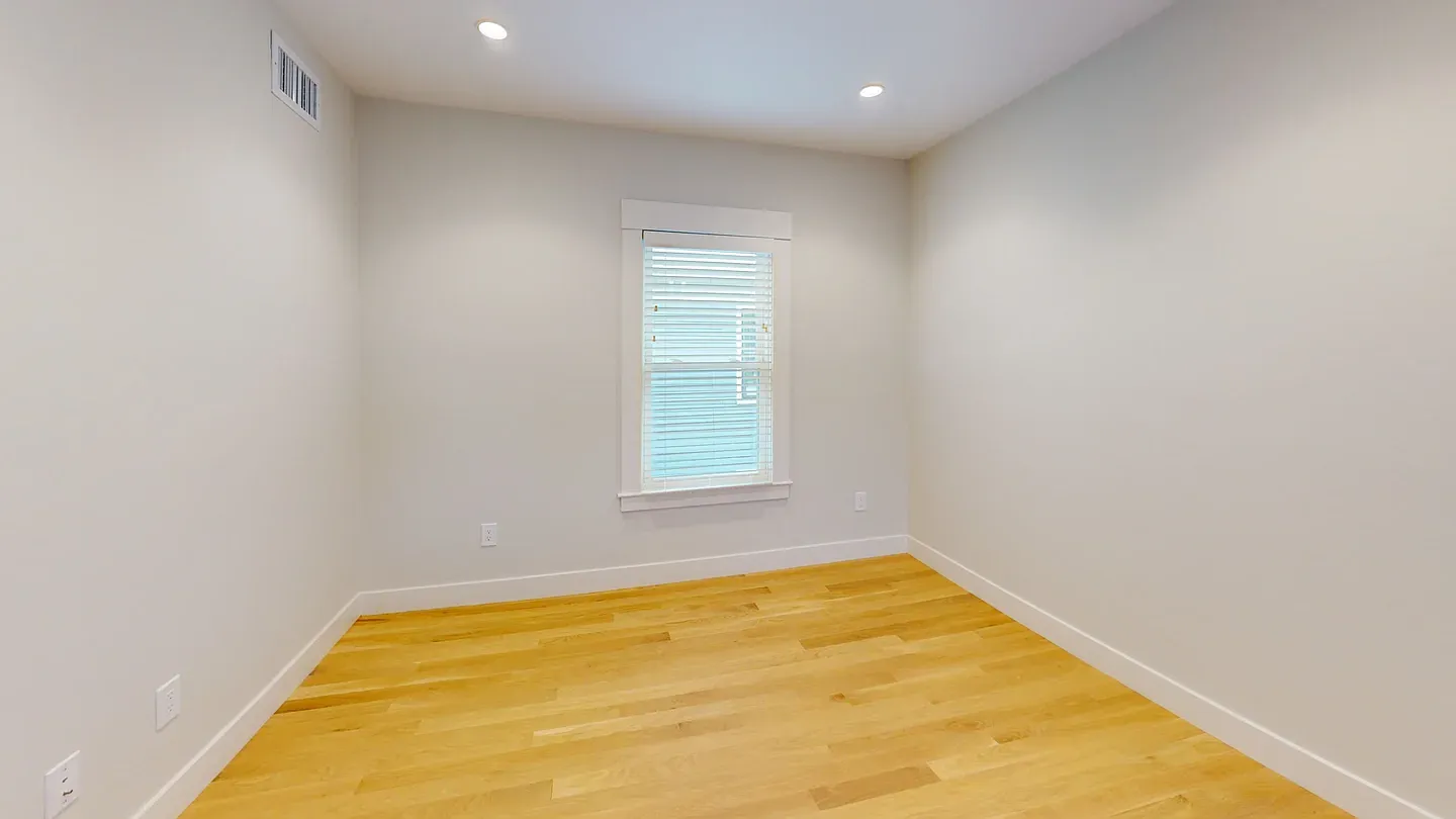 208-210 Banks - 3 — Photo 2