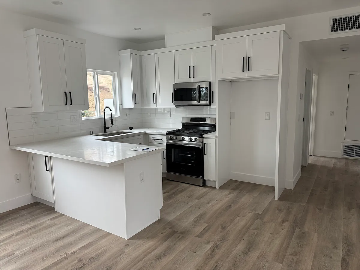 Kitchen - 617 Warne St #2