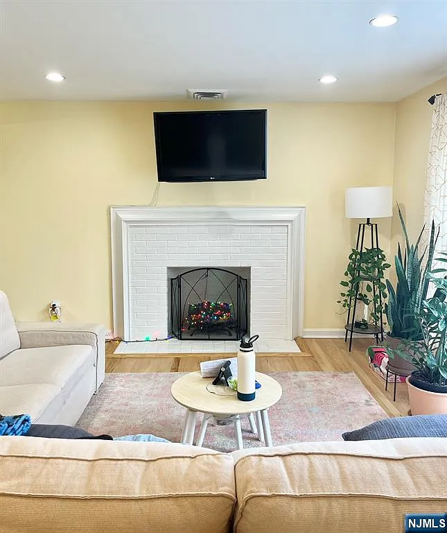 4 bed, 2.5 bath, $4,800 — Photo 3