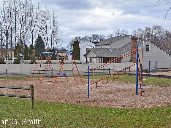 3rd image of 226 Carriage Dr