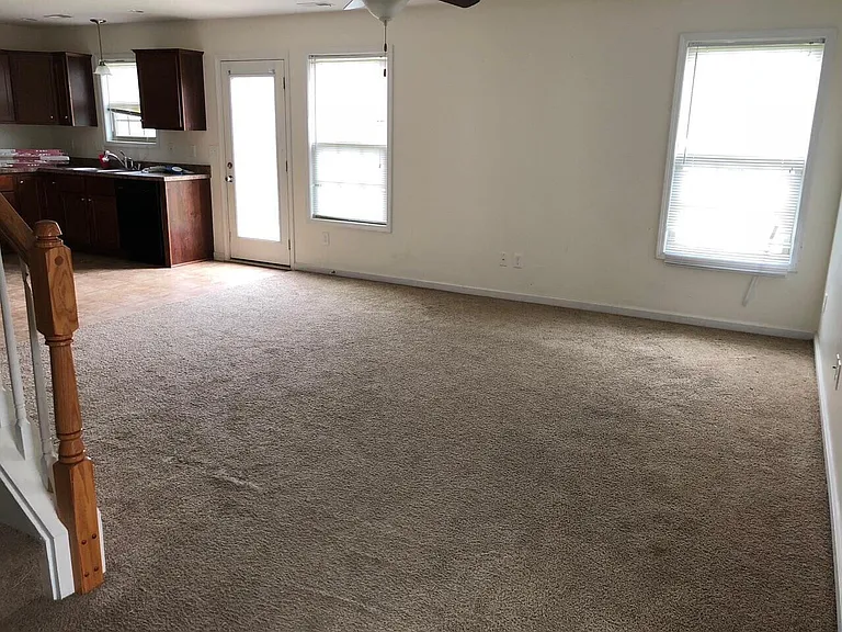 337 Oxford Cir — Photo 2