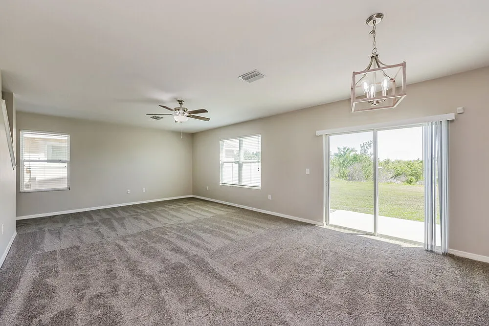 4 bed, 2.5 bath, 2432 sqft, $2,390 — Photo 4