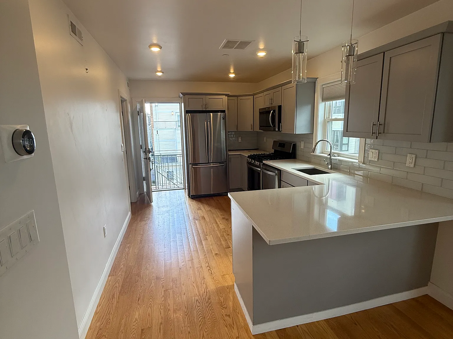 2 bed, 999 sqft, $4,000 — Photo 2