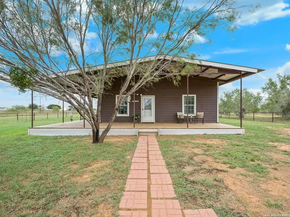 3045 COUNTY ROAD 303, Jourdanton, TX 78026