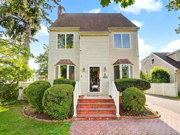 116 West Ave, Hicksville, NY 11801