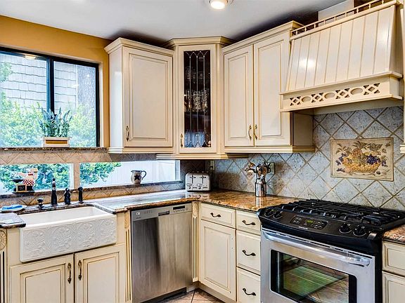 5th image of 32 Woodland Ln