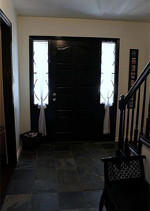 Bright Entry w/slate flooring & nice neutral colors