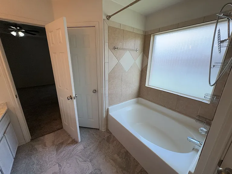 9911 Diana Dr — Photo 15