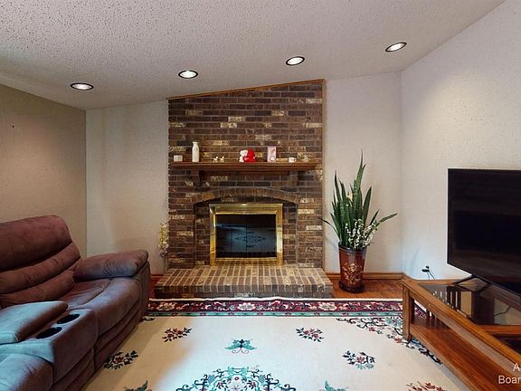 4th image of 39869 Fox Valley Dr