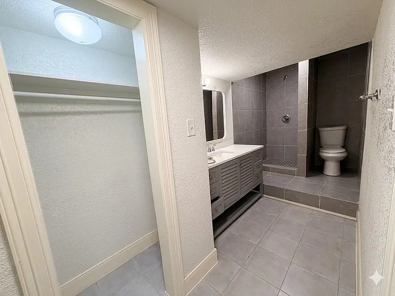 2127 Maximilian St #3 — Photo 4