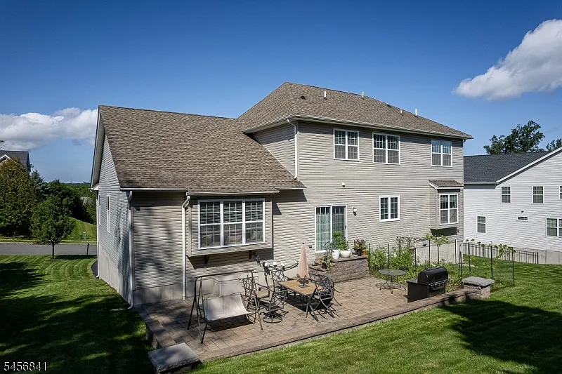 4 bed, 2.5 bath, 3424 sqft, $5,000 — Photo 2