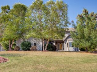 422 Sand Hill Ln, Dousman, WI 53118