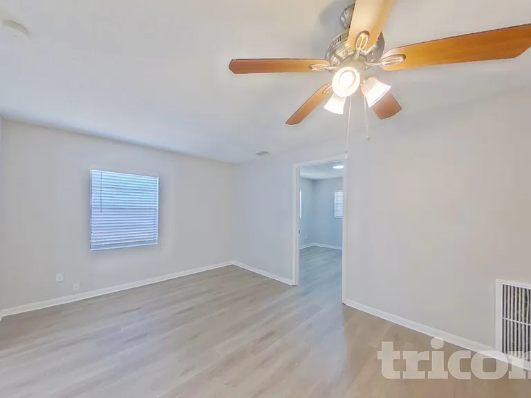 10014 N Oklawaha Ave — Photo 5