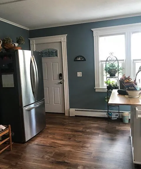 Full Kitchen (previous tenant furnishings)