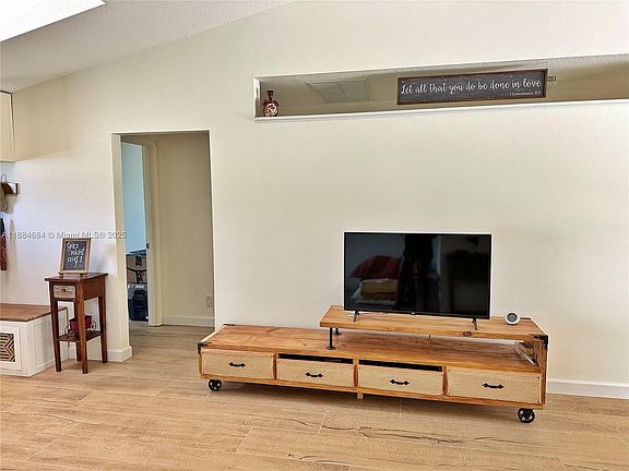 4th image of 5425 Woods West Dr