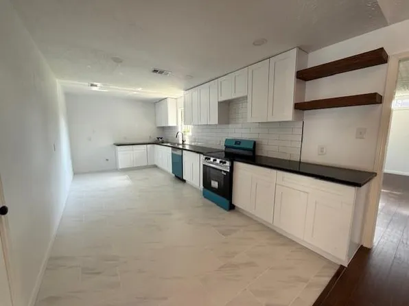 501 Valley Brook Dr, La Porte, TX 77571