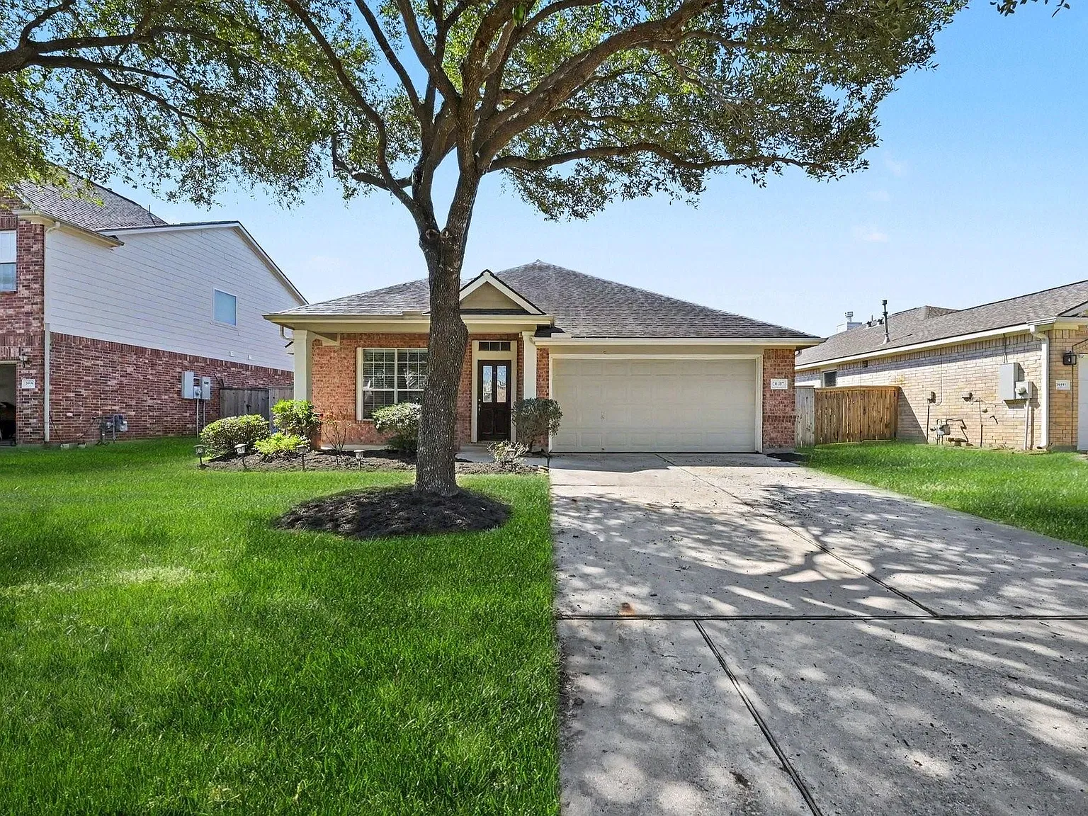 3 bed, 2.0 bath, 2055 sqft, $2,300 — Photo 2