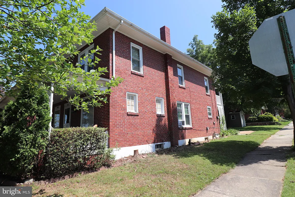 Building Photo - 301 N Waverly St
