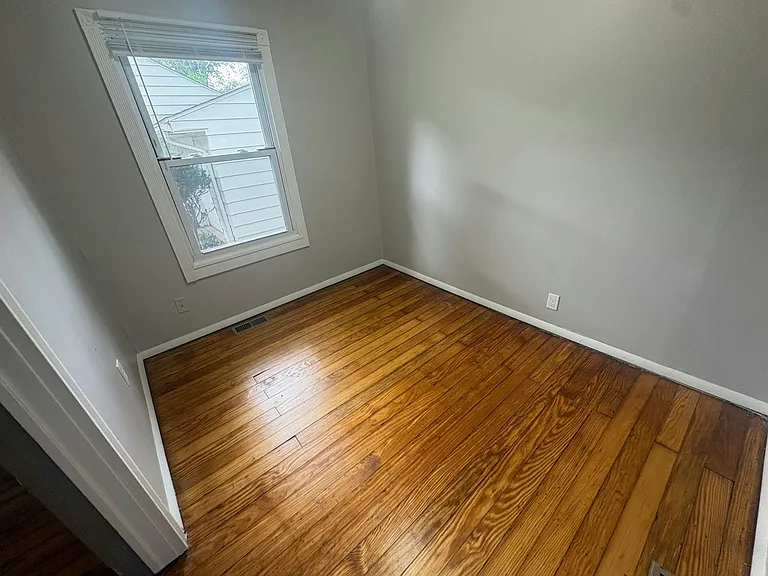 525 Stratford Rd — Photo 8