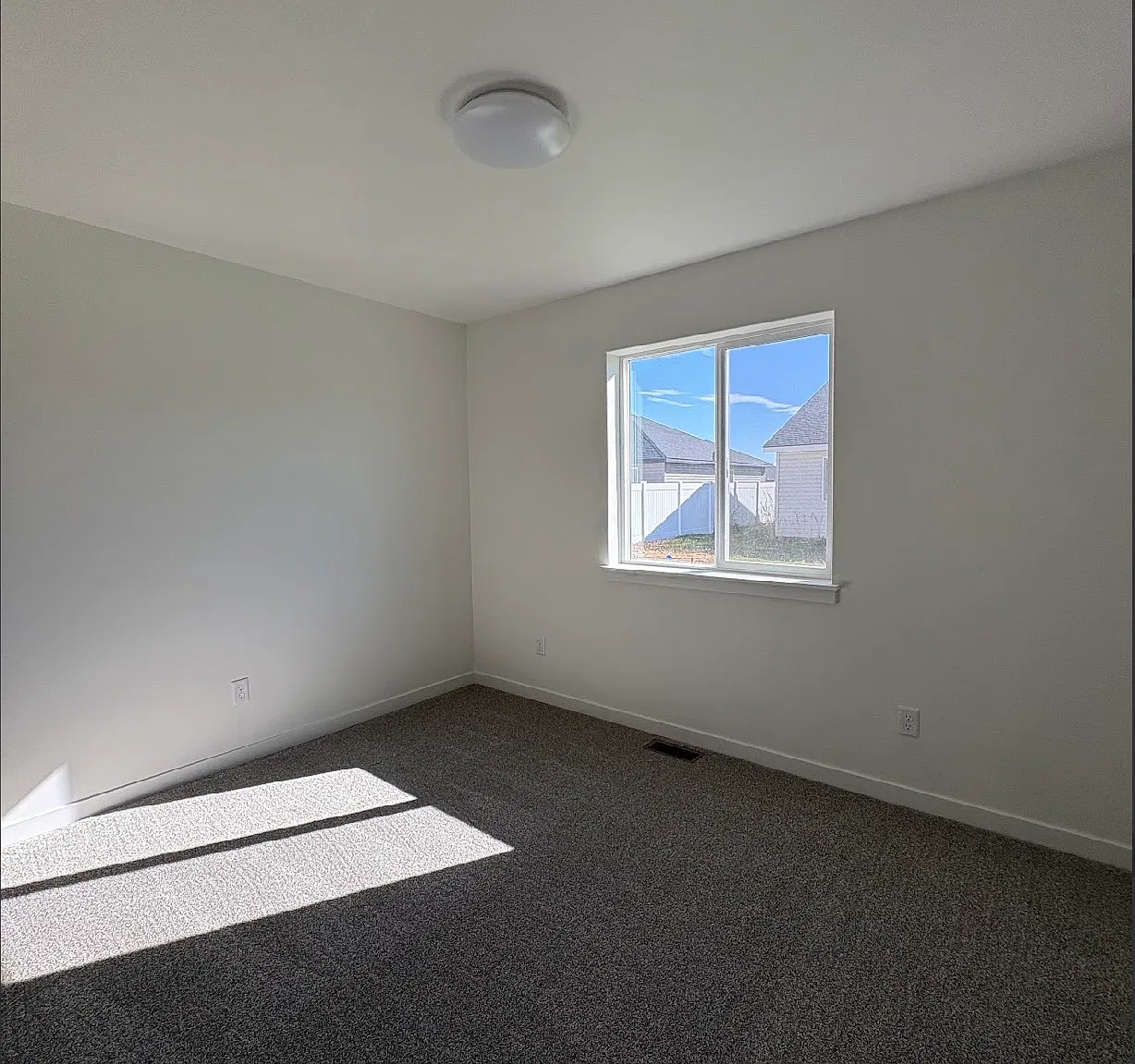 4 bed, 1441 sqft, $2,400 — Photo 3
