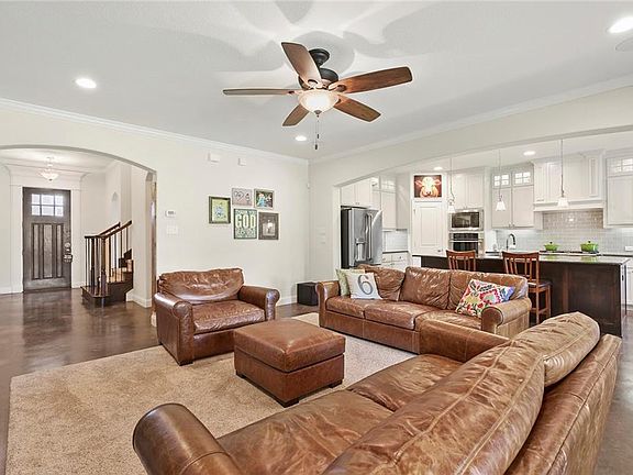3rd image of 249 Williamsburg Ln