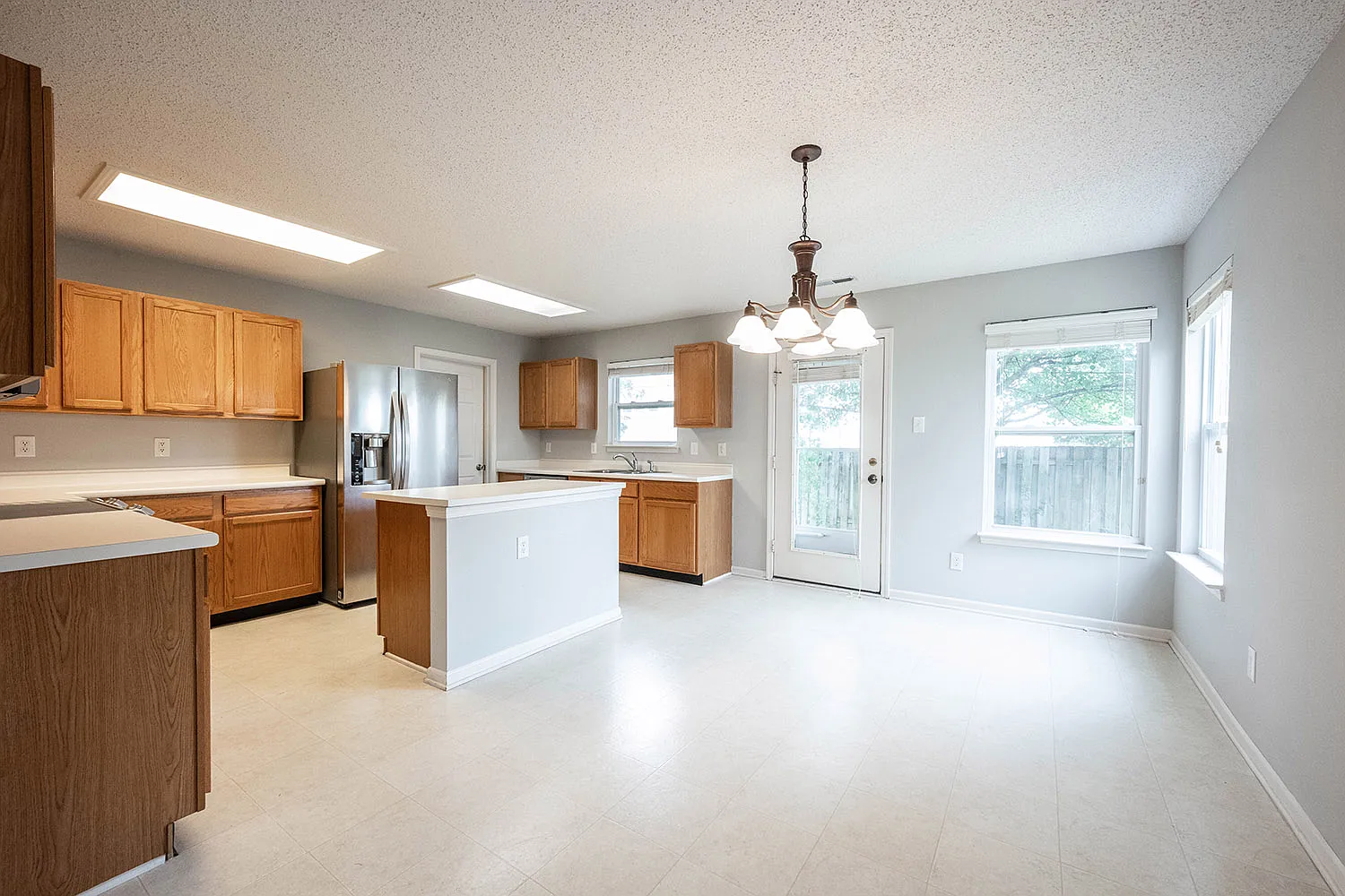 3 bed, 1906 sqft, $2,140 — Photo 2